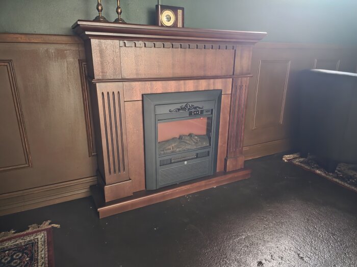 Eldrivet varmluftselement i en pubmiljö med träpanel och inredning i mörkt trä.