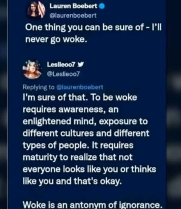 Två Twitter-inlägg där en användare skriver att de aldrig kommer "go woke" och en annan svarar om medvetenhet och acceptans av olika kulturer.