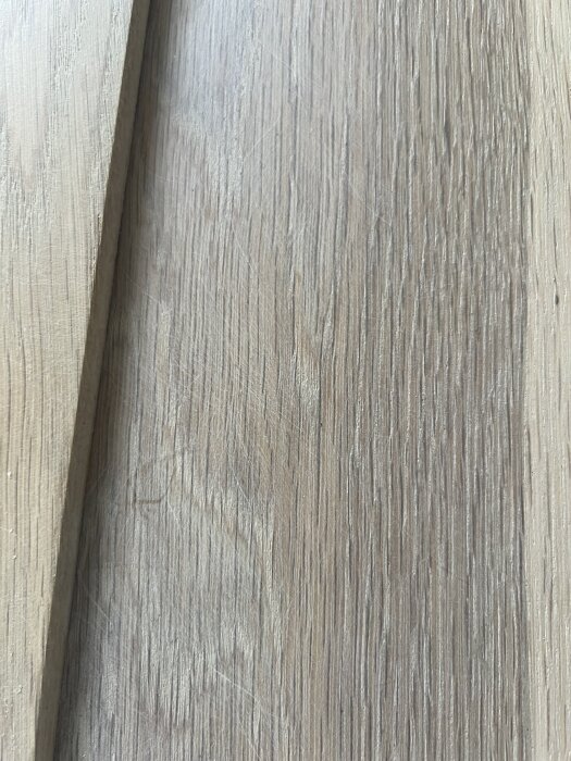 Slipat ekgolv med synliga små repor och ojämn yta i närbild.