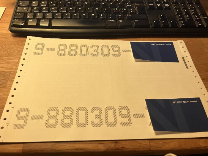 Registerutdrag från SCB på papper med matrisskrivare, nummer 9-880309, på ett skrivbord med tangentbord.