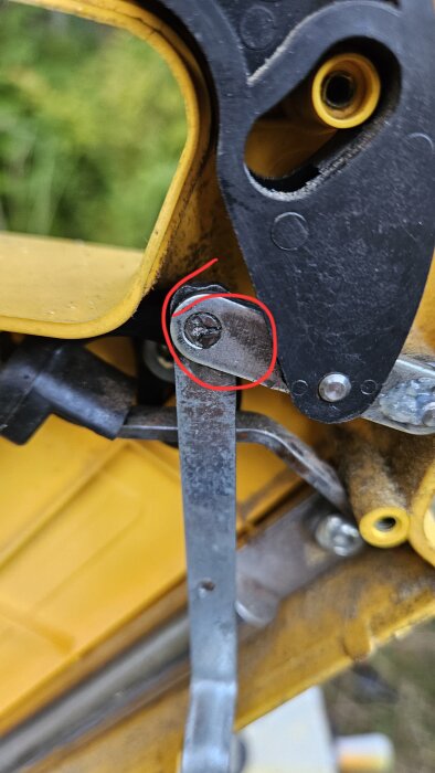 En närbild av en led på en Dewalt DW707 girsåg med ett tydligt inringat glapp, fixat med en mässingsremsa.