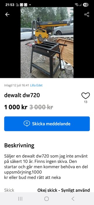 Radialarmsåg DeWalt DW720 till salu, gul och svart, står utomhus på ett stativ. Verktyg finns på hyllan under sågen.