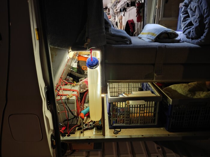 LED-slinga installerad i en skåpbil för att lysa upp inredningen med verktyg och förvaringskorgar.