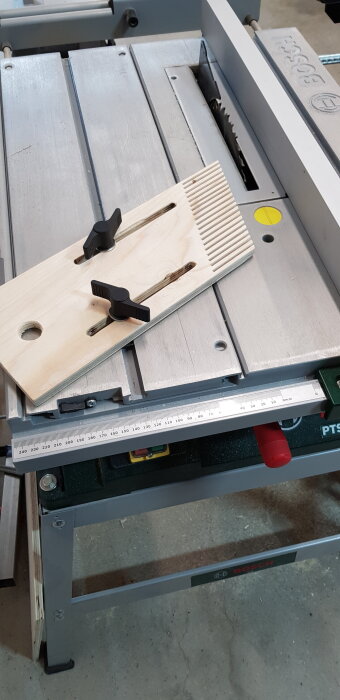 Bordssåg med hemmagjord skjutare av trä och plastklämmor för träbearbetning.
