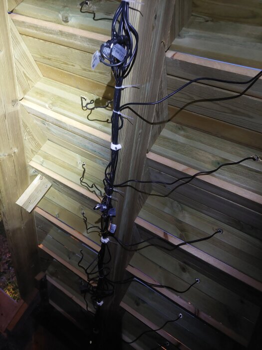 Kablage och buntade sladdar under en trappa, med kopplingar för LED-spottar installerade i varje trappsteg.