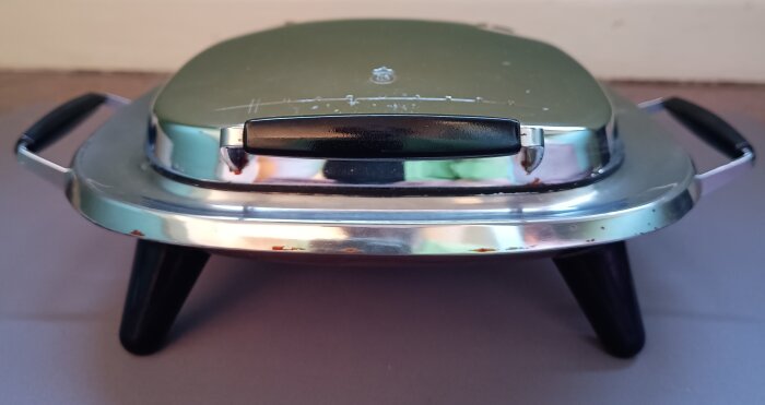 Våffeljärn från Husqvarna, designat av Sixten Sason på 60-talet, med futuristisk och rymdinspirerad stil.