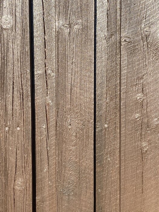 Bruna träpaneler med tydlig ådring och kvistar, typisk 70-talsstil enligt inläggets text.