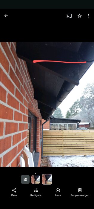 Takfot med markerad linje för sågning, röd markering visar var den vågräta avsågningen över takstolen planeras inför montering av downlights.