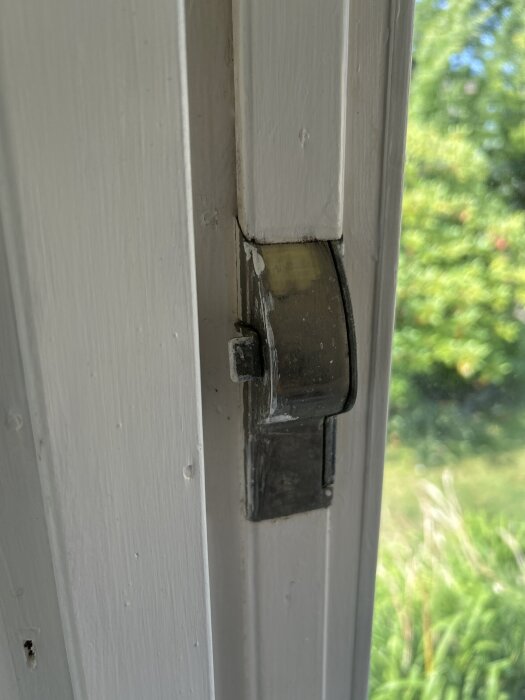 Fönsterlås som hindrar att fönstret öppnas helt.