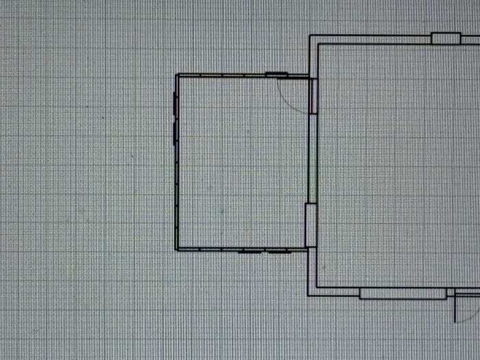 Ritning av hus med tillbyggd oisolerad orangeri med isolerad platta, visar anslutning till befintlig byggnad.