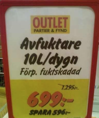 Skylt med erbjudande om avfuktare 10L/dygn från Outlet Partier & Fynd, fuktskadad förpackning, ursprungligt pris 1 295 kr, nu 699 kr, spara 596 kr.