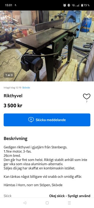 Rikthyvel i träverkstad med metallbord, motor och inställningshandtag, omgiven av verktyg och material.