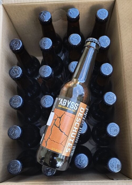 Låda med flaskor av Deschutes The Abyss öl.