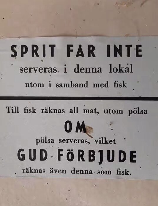 Skylt som förbjuder servering av sprit, utom med fisk. Om pölsa serveras, vilket Gud förbjuder, räknas det också som fisk.
