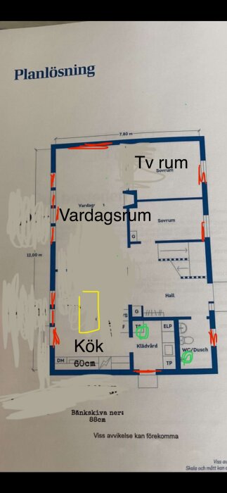 Planritning med markeringar: röda streck för fönster, gula rektangeln för inbyggd fläkt, och gröna prickar för ventiler. Mäter 12x7,8 meter.