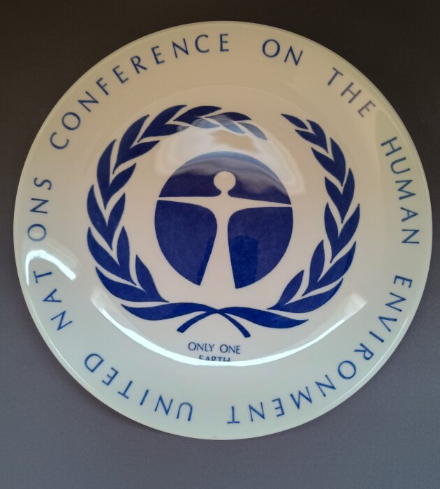 Tallrik med FN:s logo och texten "United Nations Conference on the Human Environment" från miljökonferensen 1972 i Stockholm.