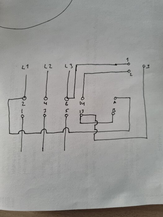 Handritat elschema som visar kopplingar för flera poler och brytare, relaterat till en sågs strömbrytare och strömkretsdiagnos.