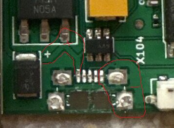 Kretskort med omvänd kontakt och markerade komponenter i rött.