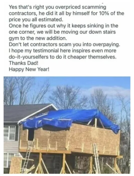 Husrenovering på gång med en tillbyggnad täckt av en blå presenning, flera stegar runtom och text om att undvika dyra entreprenörer.