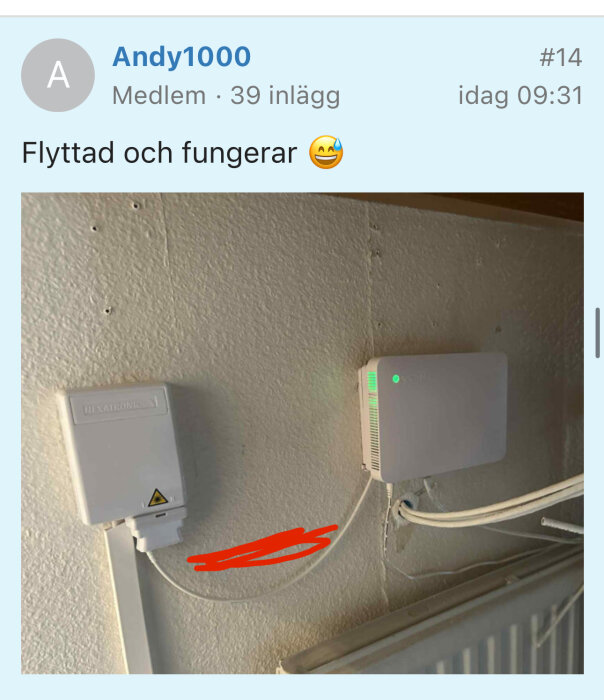 Väggmonterad omvandlare och kabelsystem med kabellist, flyttad enligt instruktion för bättre åtkomst och förvaring av kablar.