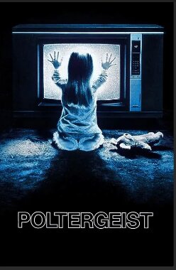 Ett barn sitter framför en gammal TV med snöbild, händerna mot skärmen, med en docka bredvid sig. Märkt "Poltergeist".