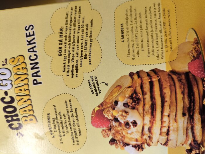 Bilden visar ett recept pÄ Choc-Go Bananas Pancakes med instruktioner och dekorerade pannkakor med musli, frukt och sirap pÄ en gul bakgrund.