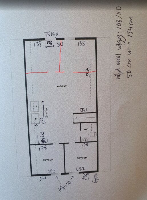 Planritning av övervåning med två sovrum och allrum, handskrivna mått och noteringar om höjd och placering av värmepump.