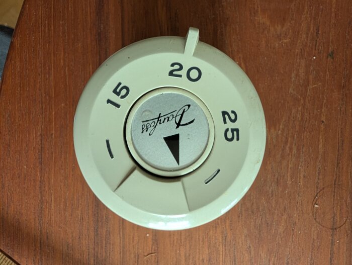 Danfoss termostathuvud med gradmarkeringar 15, 20, och 25, används för temperaturreglering av element.