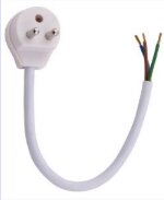 Gammal sorts jordad lampkontakt med tre exponerade ledningar.