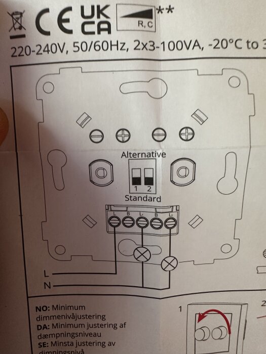Instruktioner för elanslutning av en krondimmer med schematisk ritning, specifikationer och justering av dimmernivå, märkt för EU och UK standarder.