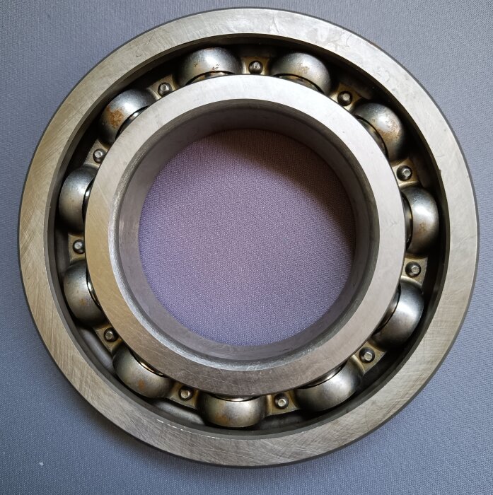 Sfäriskt kullager uppfunnet av Sven Wingqvist 1907, nyckelkomponent i SKF:s framgång, med sfäriska kulor för rörelse i sidled och lång livslängd.