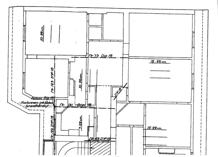 Ritning av våningsplan med rumsindelning och måttangivelser, där bjälklagets placering är markerad. Huset byggt 1926, lägenhet högst upp till höger.
