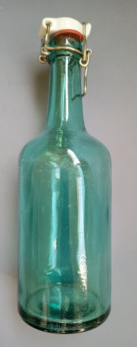 Patentkorksflaska med grön ton och metallbåge enligt Herrmann Grauels patent från 1877, användes för att hålla drycker kalla.