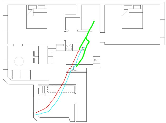 Planritning av lägenhet med färgade linjer för avlopp och vatten, från badrum till kök genom bjälklag, visar möjliga förändringar.