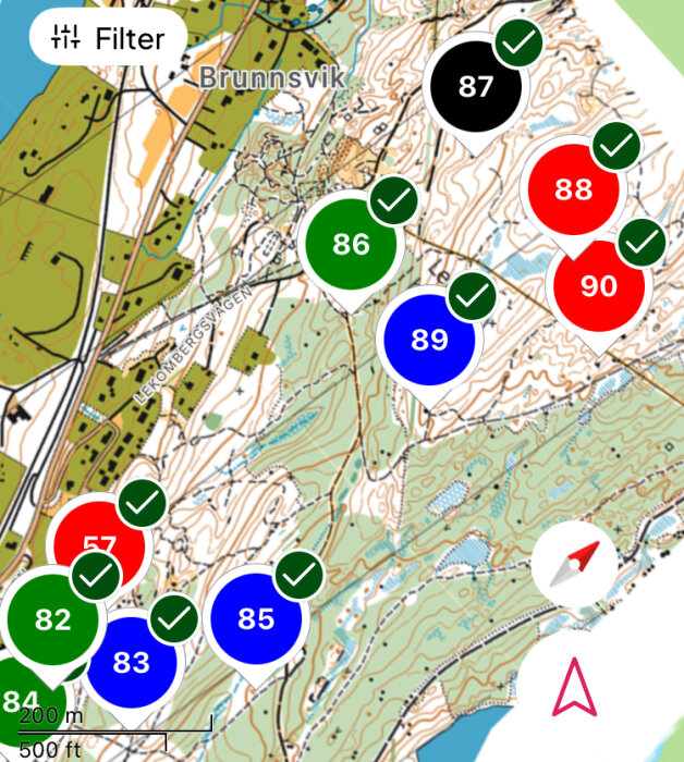 Karta över Brunnsvik med markerade checkpoints i olika färger och nummer, samt en kompass i nedre högra hörnet.