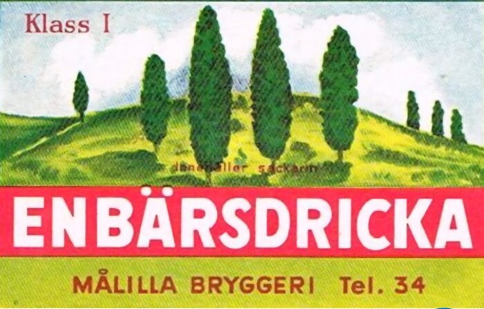 Etikett från Målilla Bryggeri med texten "Enbärsdricka", visar gröna kullar med cypressliknande träd i bakgrunden.