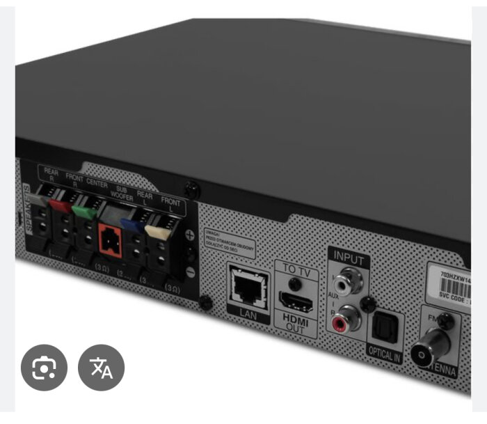 Baksidan av en surroundstereo med portar och anslutningar, inklusive högtalarutgångar, LAN, HDMI, optisk ingång och antennanslutning.