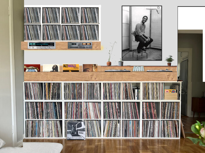 Vinylskivor och hi-fi-utrustning i en hylla, med en skiss av placering. Vägghängda hyllor och blädderbackar planeras för organisering.