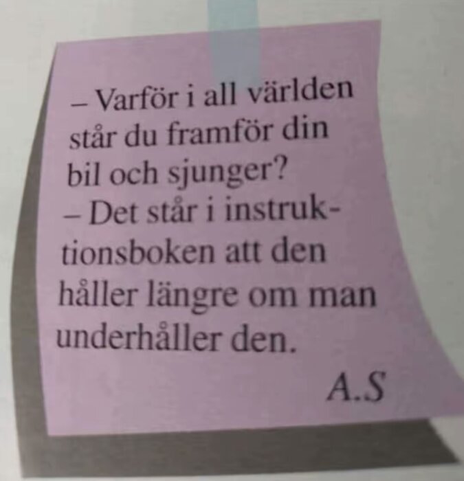 En lila lapp med en humoristisk text om att sjunga för sin bil för att underhålla den, undertecknad A.S.