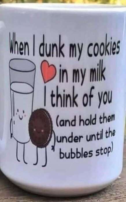 Mugg med tecknade bilder av ett glas mjölk och en kaka och texten "When I dunk my cookies in my milk I think of you (and hold them under until the bubbles stop)".