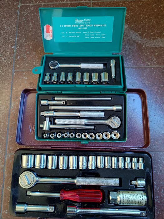 Verktygssats från Kamasa Tools med spärrskaft och hylsor, sett öppnad på en brun yta.