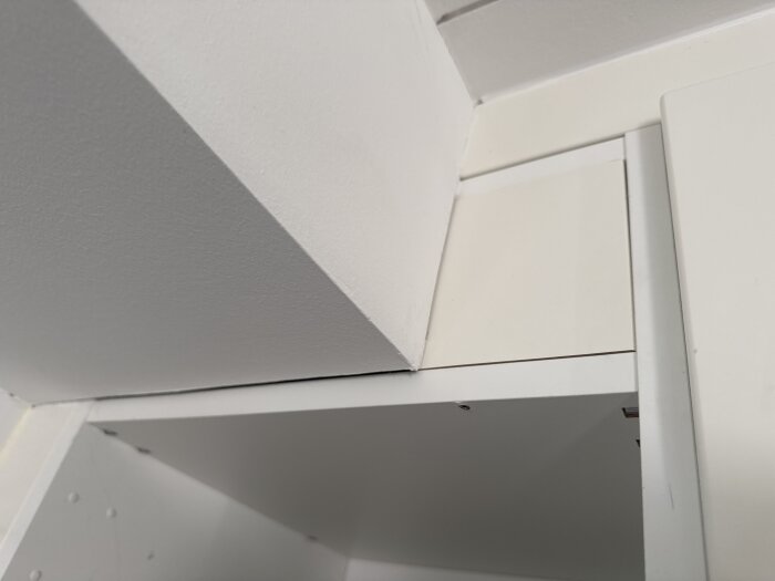 Vitt IKEA kök med MDF-skiva och skarvar synliga, del av köksinredning diskuterad i forumtråd om köksrenovering.