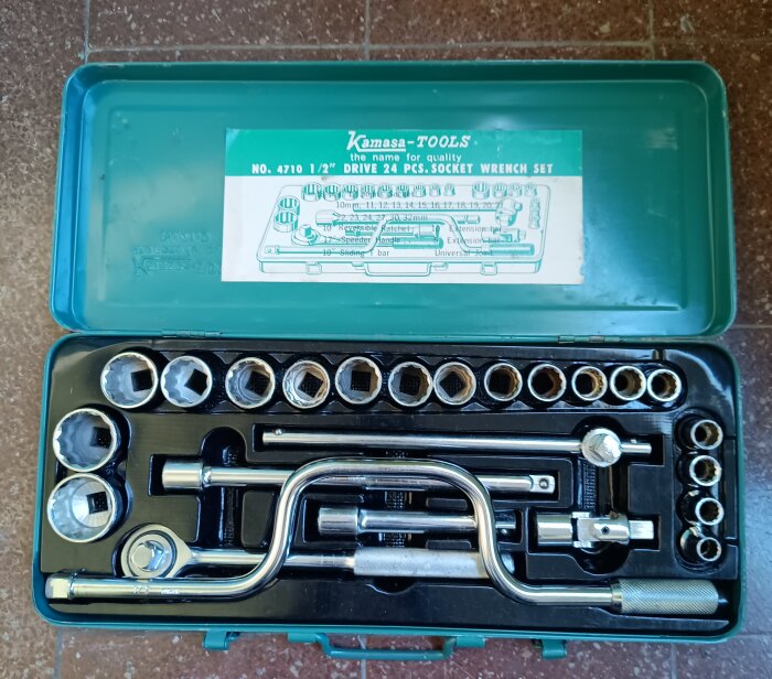 Verktygslåda med Kamasa-Tools hylsnyckelsats, 24 delar, inklusive diverse hylsor och handtag i en grön ask. Inköpt för över femtio år sedan.