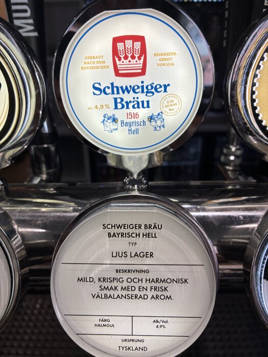 Ölkran för Schweiger Bräu 1516 Bayrisch Hell, en ljus lager med 4,9% alkohol, beskriven som mild, krispig och harmonisk med balanserad arom.