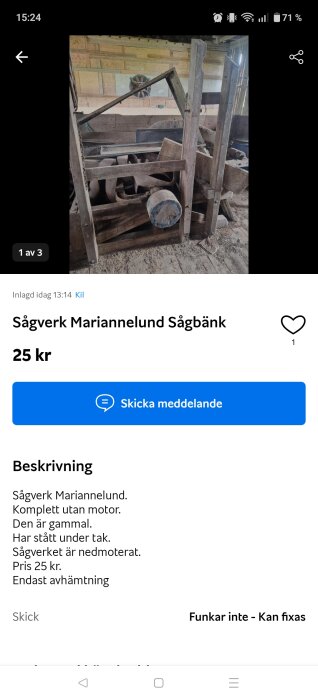 Gammalt sågverksmaskineri utan motor, placerat inomhus. Trästrukturer och metallkomponenter synliga, allmän slitage och dammig omgivning.