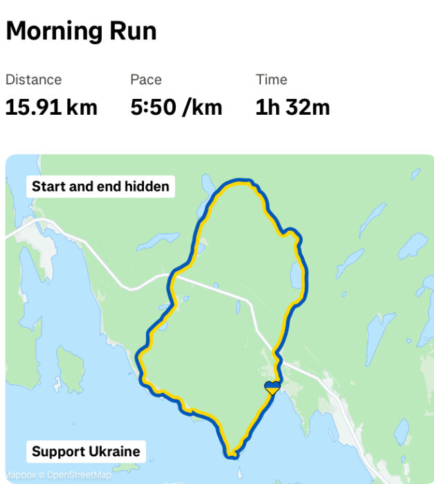 Karta som visar en löprunda på 15,91 km runt en ö med markerad stig och text om distans, tempo och tid.