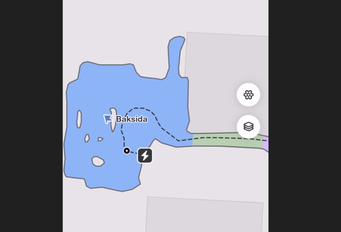 Karta över gräsmatta med indikerad rutt för robotgräsklippare och markerad plats "Baksida". Visar svängar och kalibreringsområde.