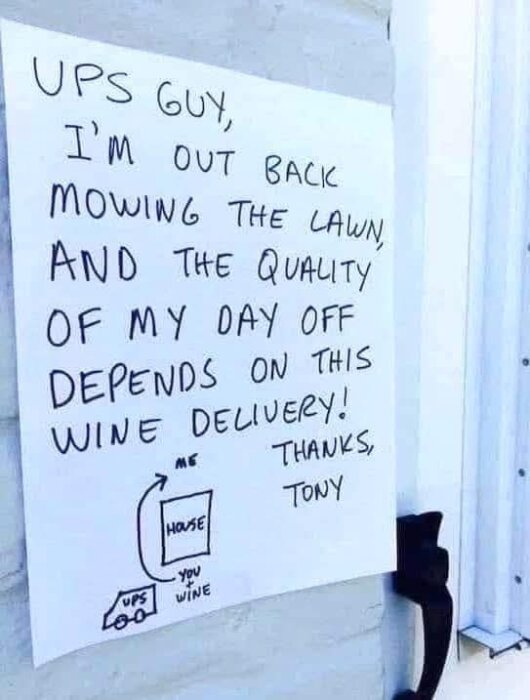 Handskrivet meddelande på dörr för UPS-leverans med instruktioner och humoristisk teckning om en vinkartong, från Tony som klipper gräset.