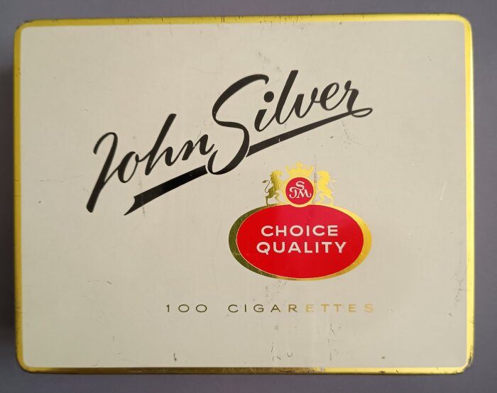 Plåtask för 100 John Silver-cigaretter med vintage design och texten "Choice Quality".