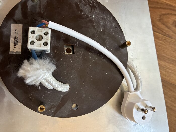 Ojordad taklampa kopplad till sockerbit med blå och svart kabel, vit strömkabel till jordad stickpropp med avklippt jordad kabel.